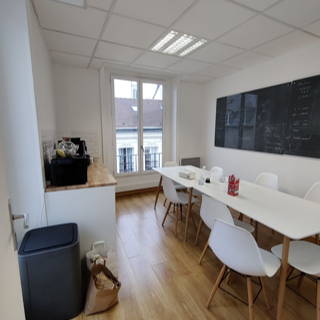 Bureau privé 25 m² 6 postes Coworking Rue d'Aboukir Paris 75002 - photo 3